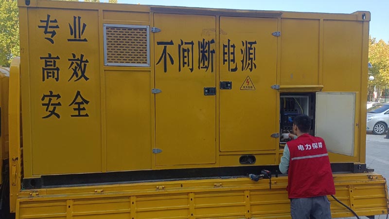 大化柴油发电机组和UPS电源配合使用时，如何避免切换过程中的电力中断？